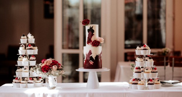 Sweet Table mit Torte und Cupcakes